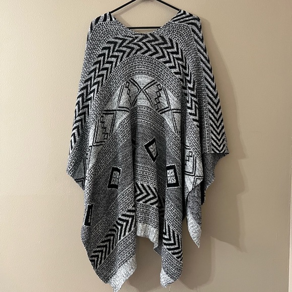 *NWT* Jetset Diaries Black and Grey Poncho OS+ - Picture 6 of 12